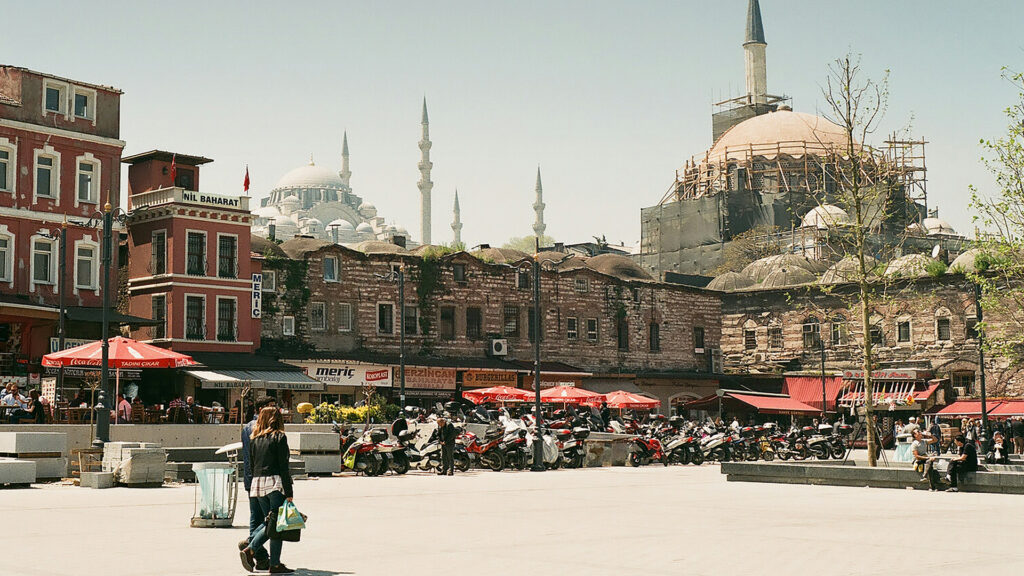 Local's Guide to Grand Bazaar- Peak Hours and Quiet Corners